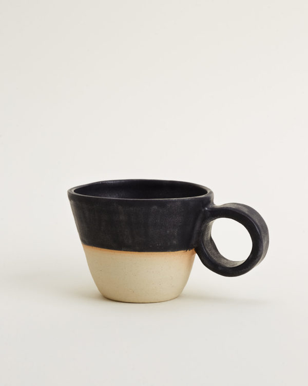 Keramická čierna šálka na kávu ideálna na tvoje cappuccino