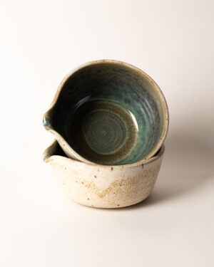 Keramická miska je ručne vytáčaná na hrnčiarskom kruhu, dvakrát pálená a glazovaná. Originálna miska je vyrobená z kameniny, ktorá je po vysokom výpale odolná.Kombinácia Mach a Piesok je glazovaná krásnou zelenou glazúrou zvnútra a zvonku krémovou s čiernymi frkancami. Ušľahajte si svoju ceremoniálnu matchu ako japonský čajový majster. Miska chawan určená na prípravu a podávanie zeleného čaju v najjemnejšej podobe uchová jeho dokonalú arómu a nechá vyniknúť jeho skvostnú zelenú farbu.