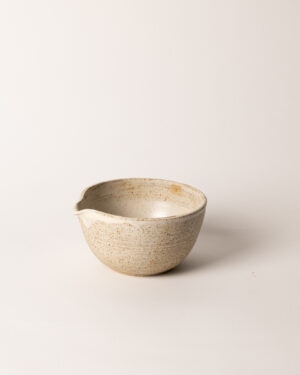 Keramická miska je ručne vytáčaná na hrnčiarskom kruhu, dvakrát pálená a glazovaná. Originálna miska je vyrobená z kameniny, ktorá je po vysokom výpale odolná. Vďaka tomu je miska vhodná na každodenné použitie.Glazovaná bielou glazúrou. Ušľahajte si svoju ceremoniálnu matchu ako japonský čajový majster. Miska chawan určená na prípravu a podávanie zeleného čaju v najjemnejšej podobe uchová jeho dokonalú arómu a nechá vyniknúť jeho skvostnú zelenú farbu.