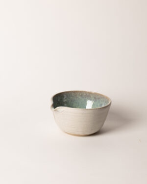 Keramická miska je ručne vytáčaná na hrnčiarskom kruhu, dvakrát pálená a glazovaná. Originálna miska je vyrobená z kameniny, ktorá je po vysokom výpale odolná. Vďaka tomu je miska vhodná na každodenné použitie.Glazovaná bielou glazúrou zvonku a zvnútra nebesko modro zelená.